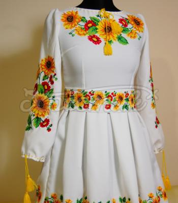 Вышитое платье с пышной юбкой