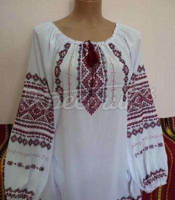 Женская вышиванка на белом шифоне