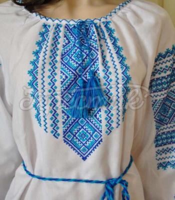 Женская вышиванка с голубым орнаментом купить