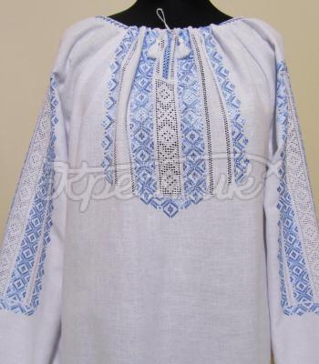 Женская вышиванка с голубой вышивкой счетная гладь.