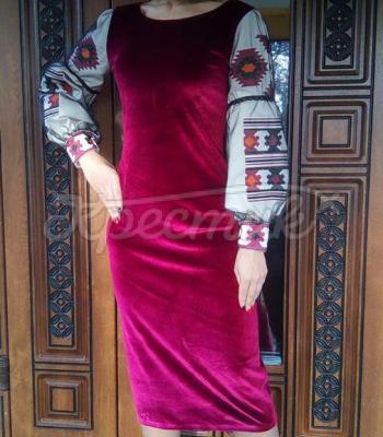 Зеленое велюровое платье вышиванка "Трояна" с орнаментом на рукавах фото