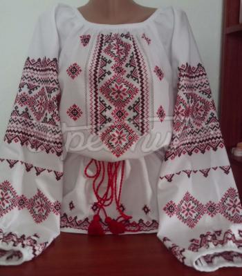 Женская вышитая блузка "Цветы и ромбы" фото