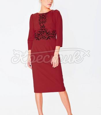 Платье классического фасона украшено принтом фото