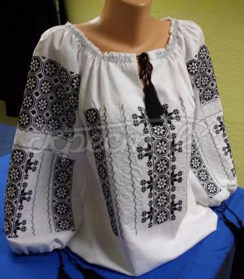 Женская вышиванка в румынском стиле фото