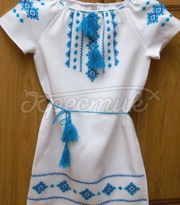 Голубое вышитое платье для девочки фото