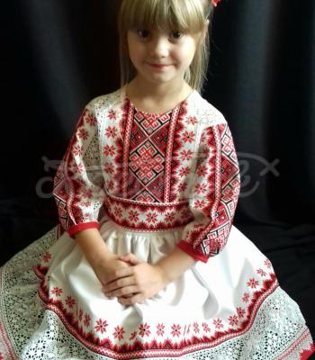 Современное вышитое детское платье с кружевом фото