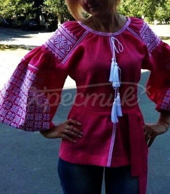 Яркая вышиванка розового цвета с белой вышивкой фото