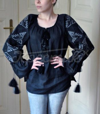 Женская вышиванка "Магия черного" фото