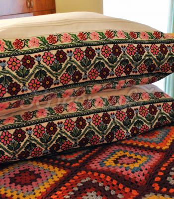 Стильная вышитая наволочка крестиком фото