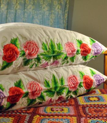 Наволочка с вышитыми розами купить