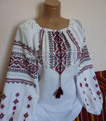 Женская белая вышиванка "Орнаменталка" фото