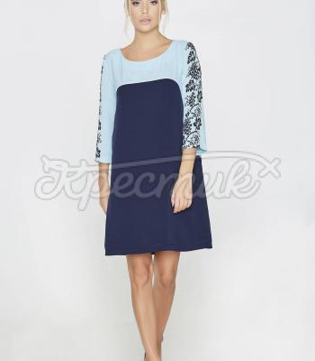 Голубое платье с красивым орнаментом на спинке  фото