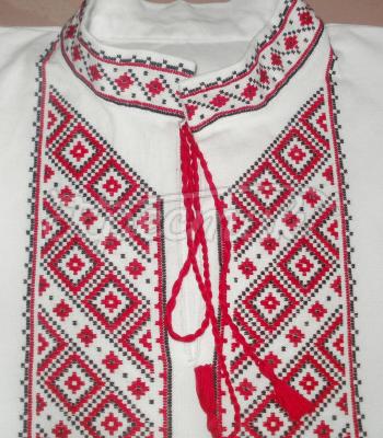 Мужская вышиванка с орнаментом