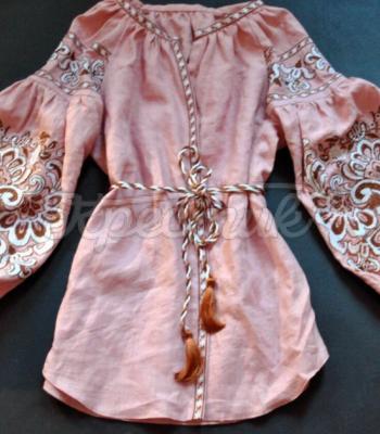 Женская  вышиванка с нежным орнаментом фото