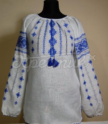 Женская вышиванка с вышитым синим узором
