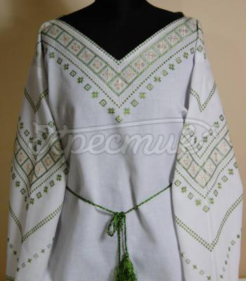 Женская вышиванка с зеленой вышивкой