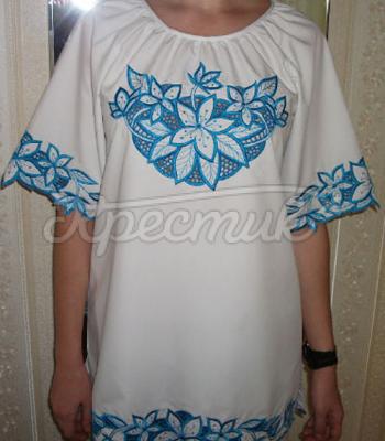 Женская туника с вышивкой