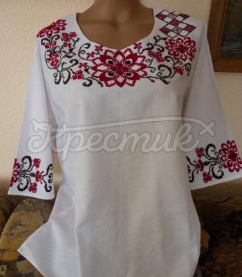 Вышитая блузка с бордовым цветочным орнаментом фото