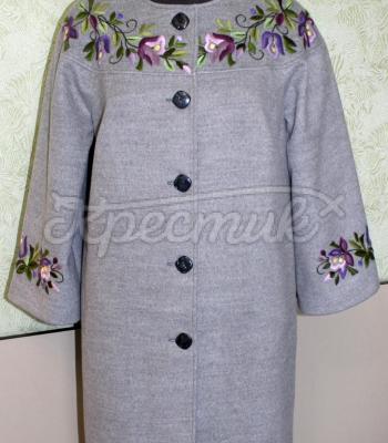 Серое пальто с вышивкой фото