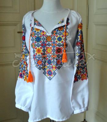 Женская вышиванка "Яркие воспоминания" фото