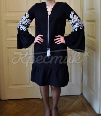 Вышитое женское платье гладью "Стиль" фото