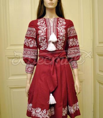 Вышитое платье бордовое "Белые цветы"