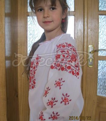 Вышиванка на девочку "Красные розы"