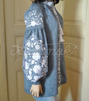 Льняная вышиванка голубого цвета с цветочным узором купить