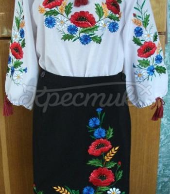 Женская вышитая блузка и юбка